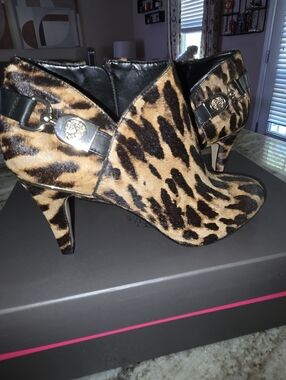 Vince Camuto Vesela Ankle Booties 6.5